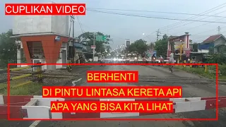 Antrian Di Palang Pintu  Kereta Api - Video Di Pintu Lintasan Kereta