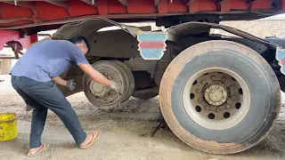 Changing a big truck tire 12R22.5