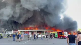 ❗️❗️Моторошні кадри палання ТРЦ у Кременчуку