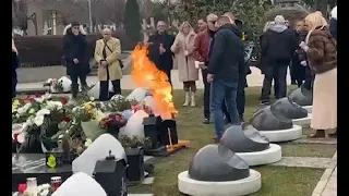 Gori grob Šabana Šaulića! Venac se zapalio od sveća kada se pojavio Saša Matić
