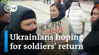 Ukraine: Soldiers' wives and relatives hoping for a prisoner swap | DW News