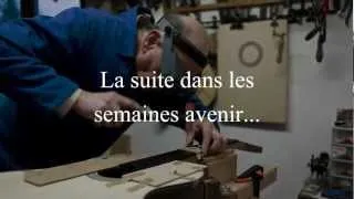 Jean Verly dans son atelier de lutherie-fabrication d'une guitare en Charente-Maritime