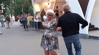 ЗАМАНИЛА, РАЗДРАЗНИЛА!💃🕺👍/СУПЕР ТАНЦЫ В ПАРКЕ ГОРЬКОГО ХАРЬКОВ ИЮЛЬ 2021