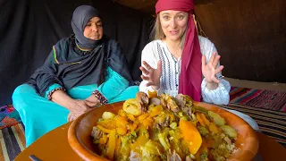 Eating with NOMADS in the SAHARA DESERT 🇲🇦 Medfouna (Berber Pizza) in Morocco!!