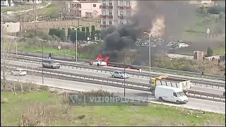 Flakë dhe tym i zi, shkrumbohet makina në Golem -Vizion Plus