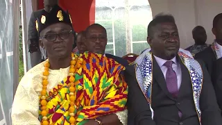 Le Ministre Gouverneur Robert Beugré Mambé récompense les meilleurs élèves de Songon