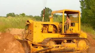 International Harvester TD18 Series 182 Bulldozer Pushing Dirt!