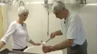 Fabrication du fromage de chèvre à la Ferme de Pascal PAYOT au Pays du Mont-Blanc