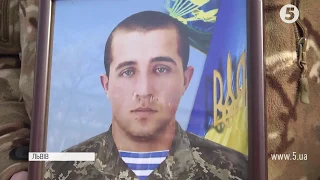 "Це єдине, чим ми можемо віддячити за жертву": із загиблим на Донбасі бійцем попрощалися у Львові