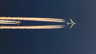 Boeing 747 overtaking a Boeing 737 over Baghdad