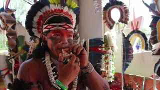 Índio Pataxó mostra instrumentos que reproduzem o som de pássaros e outros animais. Sons Diferentes.