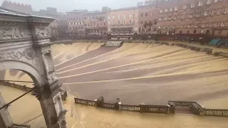 Siena, la pioggia porta via parte dell’anello di tufo in piazza del Campo