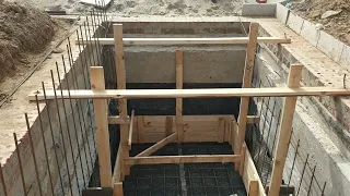 Выставление опалубки при строительстве подвала