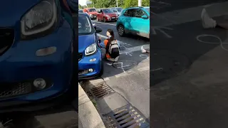 "Finger weg von meinem Auto!", Fahrerin umfährt Blockade Letzte Generation, Radfahrer blockiert