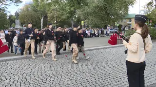 Вечная память: в Анапе возложили цветы к стеле Города воинской славы