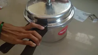 how to close pigeon pressure cooker lid