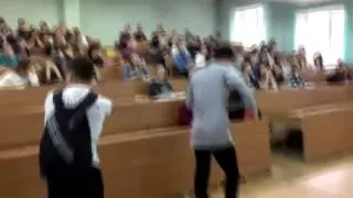 ПАРНИ ТАНЦУЮТ В МГУ / SHMONEY DANCE IN MGU