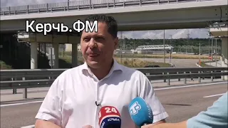Гостей Крыма встречали персиками на Крымском мосту
