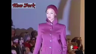 Tyra Banks On The Runway - Oscar De La Renta Fall/Winter 1993