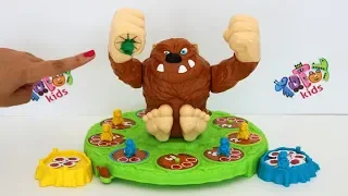 Totoykids jugando al Juego de Pie Grande 🐒 Machaca Max 🙉!!! Niños contra Niñas!!!