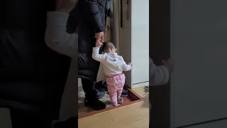 출근하는 아빠와 15개월 아기 "안아!안아!"