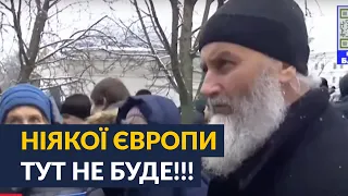 😡ЛИШЕ ПОСЛУХАЙТЕ ЩО ВОНИ ГОВОРЯТЬ: Агресивних московських попів виганяють з Лаври!