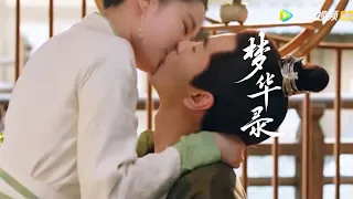 Gu Qianfan kiss Pan'er regardless of the injury, but the kiss was  intense that the wound split open