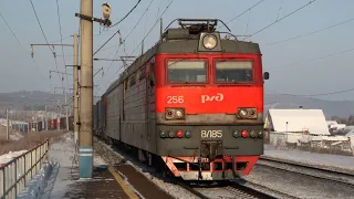 Проходящие поезда зимним утром на платформе Маганская Красноярской железной дороги.