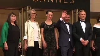 Cannes: F. Ozon monte les marches pour "l'Amant double"