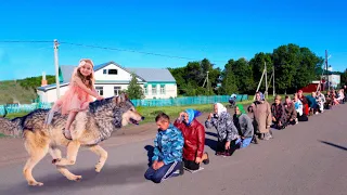 Волчица поставила село на колени, когда принесла на своей спине пропавшую в лесу девочку