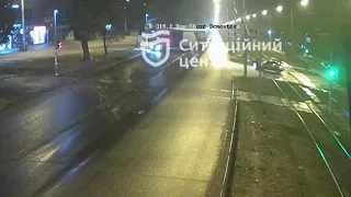 В Днепре на Донецком шоссе перевернулась фура: видео момента