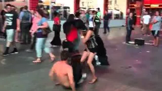 Эпик фэйл во время танца на улице! wtf dancing girl epic fail