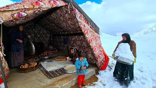 Snow in the village❄️⛄️ The family spends a snowy day doing daily tasks and the kids play  #video