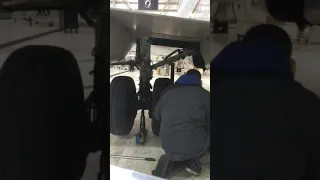 Time lapse of a CRJ 700 MLG tire change