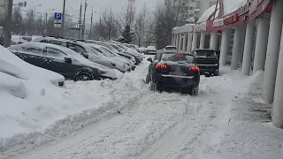 Туарег не может заехать на парковку в снег