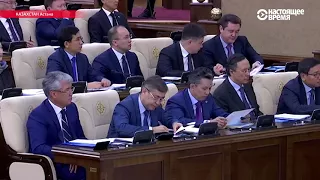 Казахстанским депутатам показали первую версию алфавита на латинице