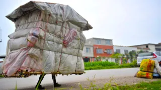 Этот парень - человек улитка. Китаец построил переносной дом из мусора.