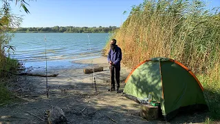 Дедушка Волкмикс выехал на рыбалку на реку с ночёвкой