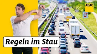 Verhalten im Stau: Aussteigen, telefonieren, pinkeln - was ist erlaubt? | ADAC | Recht? Logisch!