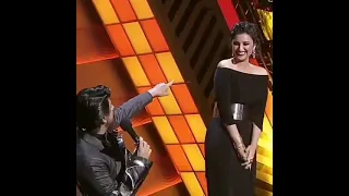 Suraj Hua Maddham Song || Shah Rukh Khan,Parineeti Chopra Super LOVE Stage performance || IIFA Award