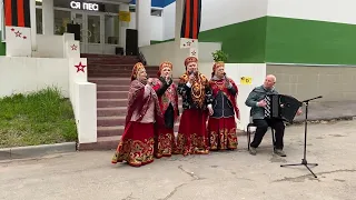 Коллектив ЛЮБАВА,,ПРАЗДНИК ДВОРА,посвященный Дню Победы в мкр.Водники, Долгопрудный, 6 0