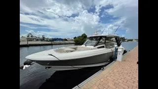 2022 Boston Whaler 350 Realm