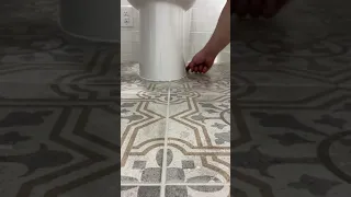 как сделать силиконовый герметик вокруг унитаза.  how to make silicone sealant around the toilet.