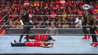 Omos & Los Usos atacan a Street Profits - WWE Raw Español Latino: 18/07/2022