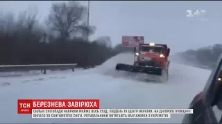 Сильні снігопади накрили майже всю Україну