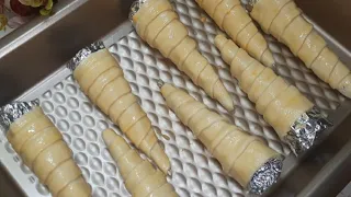 Слоеные трубочки со сливочным кремом просто шикарно.Butter cream puff rolls are simply gorgeous.