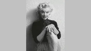 Marilyn Monroe Lends a Hand