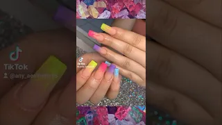 Diseños de uñas para el mes de abril. 🌈🤍