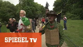 Für den Kaiser und gegen die Satanistin Merkel: Demo-Alltag in Berlin | SPIEGEL TV