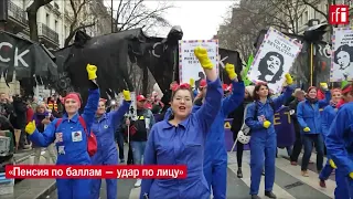 Французские феминистки станцевали против пенсионной реформы